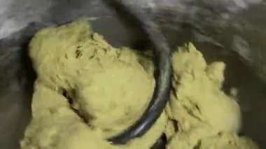 Dolgu maddeleri ve koruyucular olmadan organik GMO olmayan ekmek için makine hamur yoğurma süreci.