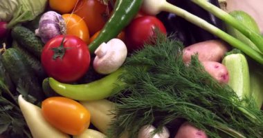 Avrupa 'nın ekolojik olarak temiz bölgelerinde pestisitler olmadan yetiştirilen GMOS olmadan organik sebzelerden arka plan.