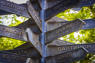 Plakalar ülkelerin ve şehirlerin yönlerini ve uzaklıklarını gösterir.