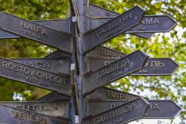 Plakalar ülkelerin ve şehirlerin yönlerini ve uzaklıklarını gösterir.