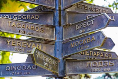 Plakalar ülkelerin ve şehirlerin yönlerini ve uzaklıklarını gösterir.