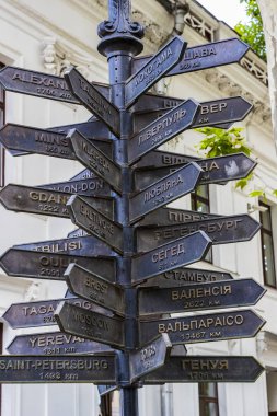 Plakalar ülkelerin ve şehirlerin yönlerini ve uzaklıklarını gösterir.