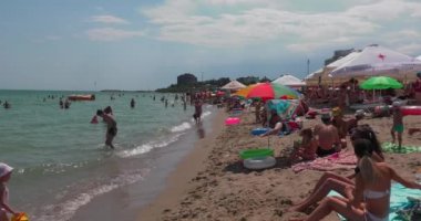 Chernomorsk, Ukrayna - 21 Temmuz , 2019: Tatilciler ve misafirler ile chornomorsk tatil kasabasının merkezi plaj bir şehir.