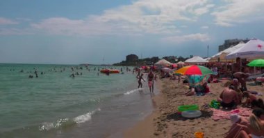 Chernomorsk, Ukrayna - 21 Temmuz , 2019: Tatilciler ve misafirler ile chornomorsk tatil kasabasının merkezi plaj bir şehir.