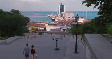 Odessa, Ukrayna - 22 Temmuz , 2019: Odessa sahil kentinin merkezi sokakları yürüyen sakinleri ve ziyaretçileri ile.