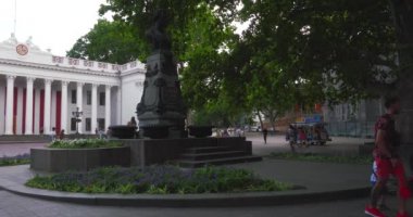 Odessa, Ukrayna - 22 Temmuz , 2019: Odessa sahil kentinin merkezi sokakları yürüyen sakinleri ve ziyaretçileri ile.