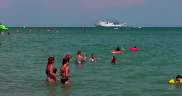 チェルノモルスク ウクライナ 2019年7月21日 旅行者とゲストとチョルノモルスクのリゾートタウンの中心部のビーチは 都市です — ストック動画