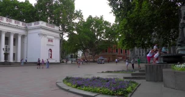 乌克兰奥德萨 2019年7月22日 沿海城市奥德萨的中心街道 有步行的居民和游客 — 图库视频影像