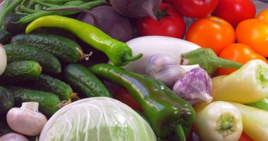 Avrupa 'nın ekolojik olarak temiz bölgelerinde pestisitler olmadan yetiştirilen GMOS olmadan organik sebzelerden arka plan.