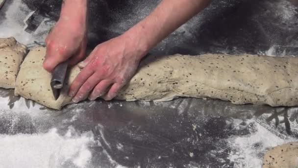 Uomo Impasta Pane Fatto Mano Con Mani Una Panetteria — Video Stock