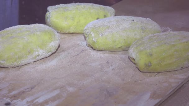 一个男人在面包店用手揉手工制作面包 — 图库视频影像