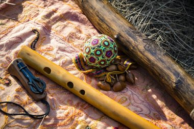 Geleneksel şal yakın çekim arka plan karşı Musical Instrument Hindistan.