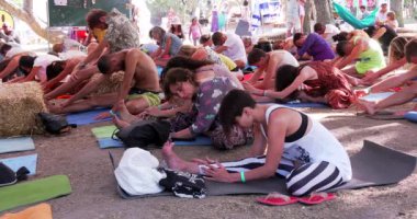 Odessa, Ukrayna - 18 Ağustos 2019: Doğanın arka planında kendini geliştirme festivalinde grup yogası 