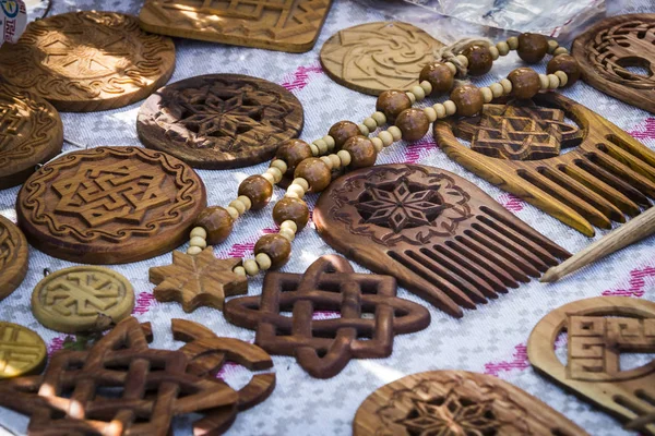 Drewniane Przedmioty Gospodarstwa Domowego Starożytnymi Słowiańskimi Ręcznie Robionymi Symbolami Runy — Zdjęcie stockowe