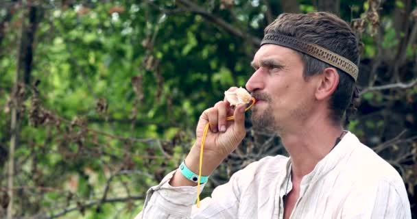 Ένας Αρσενικός Μουσικός Παίζει Όργανα Των Αρχαίων Σλαβικών Ανέμων Εθνικών — Αρχείο Βίντεο