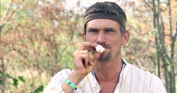 Bir Erkek Müzisyen Eski Slavlar Rüzgar Ulusal Müzik Aletleri Aletleri — Stok video