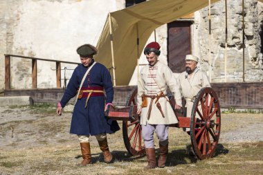 Kamyanets-Podilsky, Ukrayna - 21 Eylül , 2019: Kamyanets-Podilsky şatosunda on yedinci yüzyılın Ukrayna ve Polonya lı birliklerintarihsel askeri yeniden inşası.