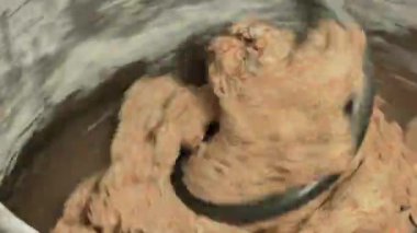 Dolgu maddeleri ve koruyucular olmadan organik GMO olmayan ekmek için makine hamur yoğurma süreci.