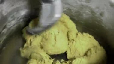Dolgu maddeleri ve koruyucular olmadan organik GMO olmayan ekmek için makine hamur yoğurma süreci.