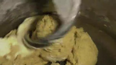 Dolgu maddeleri ve koruyucular olmadan organik GMO olmayan ekmek için makine hamur yoğurma süreci.