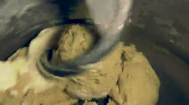 Dolgu maddeleri ve koruyucular olmadan organik GMO olmayan ekmek için makine hamur yoğurma süreci.