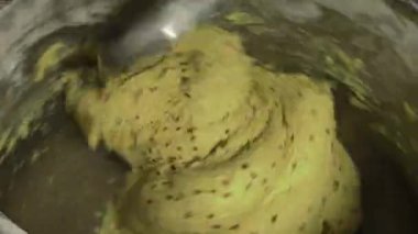 Dolgu maddeleri ve koruyucular olmadan organik GMO olmayan ekmek için makine hamur yoğurma süreci.