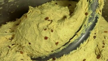 Dolgu maddeleri ve koruyucular olmadan organik GMO olmayan ekmek için makine hamur yoğurma süreci.