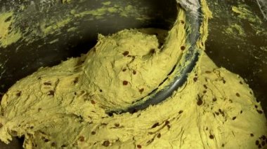 Dolgu maddeleri ve koruyucular olmadan organik GMO olmayan ekmek için makine hamur yoğurma süreci.