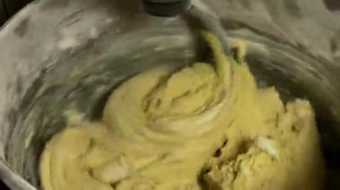 Dolgu maddeleri ve koruyucular olmadan organik GMO olmayan ekmek için makine hamur yoğurma süreci.