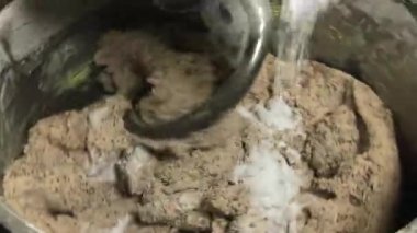 Dolgu maddeleri ve koruyucular olmadan organik GMO olmayan ekmek için makine hamur yoğurma süreci.