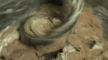 Dolgu maddeleri ve koruyucular olmadan organik GMO olmayan ekmek için makine hamur yoğurma süreci.