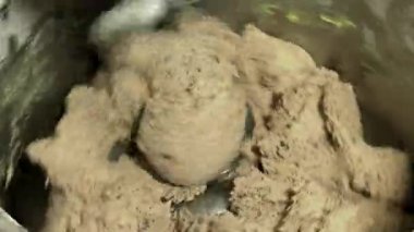 Dolgu maddeleri ve koruyucular olmadan organik GMO olmayan ekmek için makine hamur yoğurma süreci.