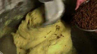Dolgu maddeleri ve koruyucular olmadan organik GMO olmayan ekmek için makine hamur yoğurma süreci.