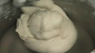 Dolgu maddeleri ve koruyucular olmadan organik GMO olmayan ekmek için makine hamur yoğurma süreci.
