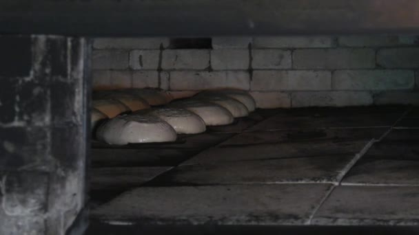Pieczenie Chleba Tradycyjnym Piecu Opalanym Drewnem — Wideo stockowe