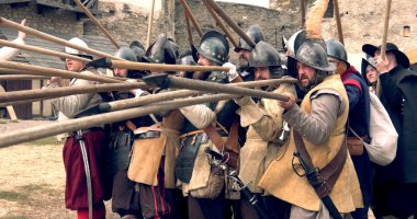 Kamyanets-Podilsky, Ukrayna - 20 Eylül , 2019: Kamyanets-Podilsky şatosunda on yedinci yüzyılın Ukrayna ve Polonya lı askerlerin tarihsel askeri yeniden inşası.