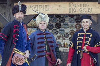 Kamyanets-Podilsky, Ukrayna - 20 Eylül , 2019: Kamyanets-Podilsky şatosunda on yedinci yüzyılın Ukrayna ve Polonya lı askerlerin tarihsel askeri yeniden inşası.