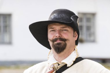 Kamyanets-Podilsky, Ukrayna - 20 Eylül , 2019: Kamyanets-Podilsky şatosunda on yedinci yüzyılın Ukrayna ve Polonya lı askerlerin tarihsel askeri yeniden inşası.