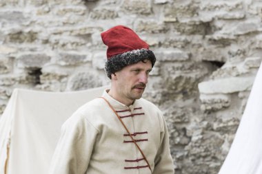Kamyanets-Podilsky, Ukrayna - 20 Eylül , 2019: Kamyanets-Podilsky şatosunda on yedinci yüzyılın Ukrayna ve Polonya lı askerlerin tarihsel askeri yeniden inşası.