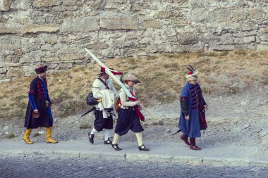 Kamyanets-Podilsky, Ukrayna - 20 Eylül , 2019: Kamyanets-Podilsky şatosunda on yedinci yüzyılın Ukrayna ve Polonya lı askerlerin tarihsel askeri yeniden inşası.