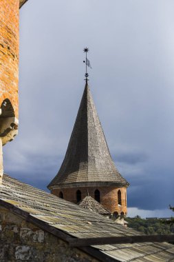 Kamenetz-Podolsk şehrindeki bir ortaçağ şatosunun mimari unsurları. Ukrayna.