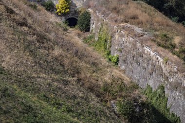 Kamenetz-Podolsk şehrindeki bir ortaçağ şatosunun mimari unsurları. Ukrayna.