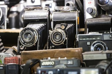 Kiev, Ukrayna - 4 Ekim 2019: Şehrin tarihi yerindeki bir bit pazarındaki eski Sovyet kameraları.