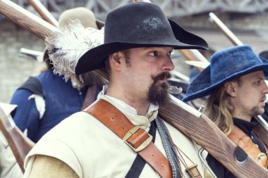 Kamyanets-Podilsky, Ukrayna - 21 Eylül , 2019: Kamyanets-Podilsky şatosunda on yedinci yüzyılın Ukrayna ve Polonya lı birliklerintarihsel askeri yeniden inşası.