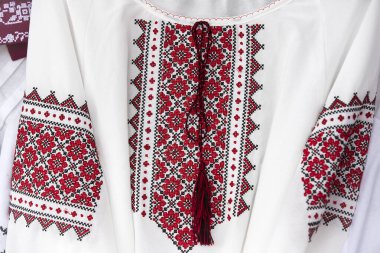 Geleneksel Ukrayna giysisi, erkek gömleklerine işlenmiş renkli kadınlar işlenmiş..