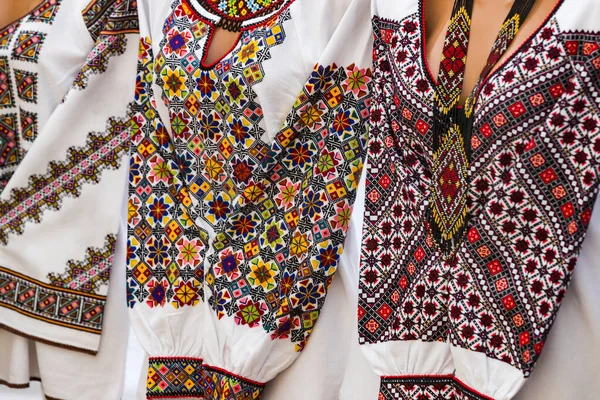 伝統的なウクライナの服は刺繍シャツの男性のシャツの色の女性で刺繍 — ストック写真