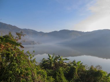 Göl çevresinde Dalat Vietnam dağlarda. Doğal manzara. Güzel manzara