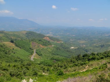 Yolun Dalat Vietnam civarında dağlarda. Doğal peyzaj