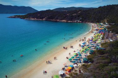Mavi deniz hava görünümü. Harika manzara. Plaj manzarası. Arraial Cabo, Brezilya var. Plaj sahnesi. Tatil, seyahat, resort, barış, huzur, paradisiac. Tropikal seyahat. Liman. Tekneler. Karayipler