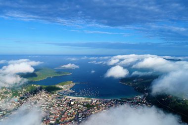 Arraial Panorama görünümünü Cabo, Rio de Janeiro, Brezilya var. Harika manzara. Güzel plaj manzarası. Havadan görünümü melekler Beach bulutlar üzerinde. Büyük gökyüzü görünümü.